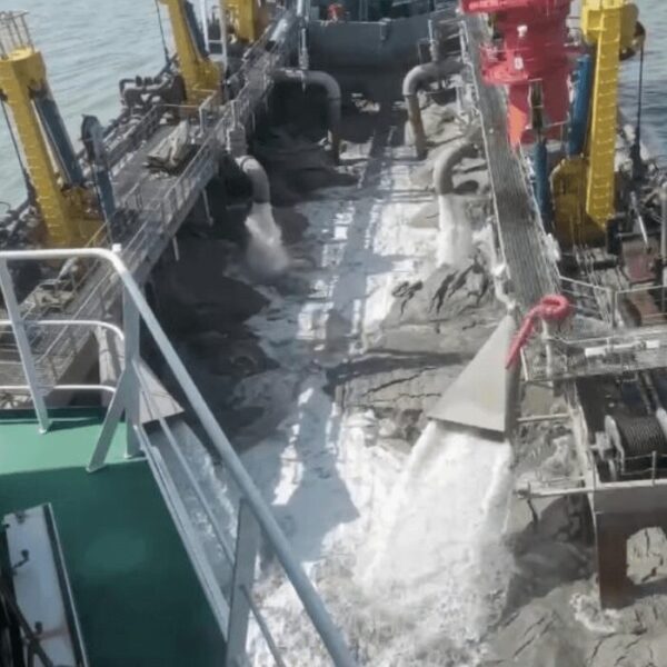 SPLIT TYPE TRAILING SUCTION HOPPER DREDGER (1)