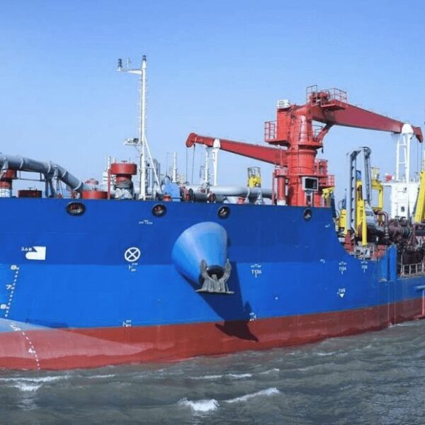 SPLIT TYPE TRAILING SUCTION HOPPER DREDGER (2)
