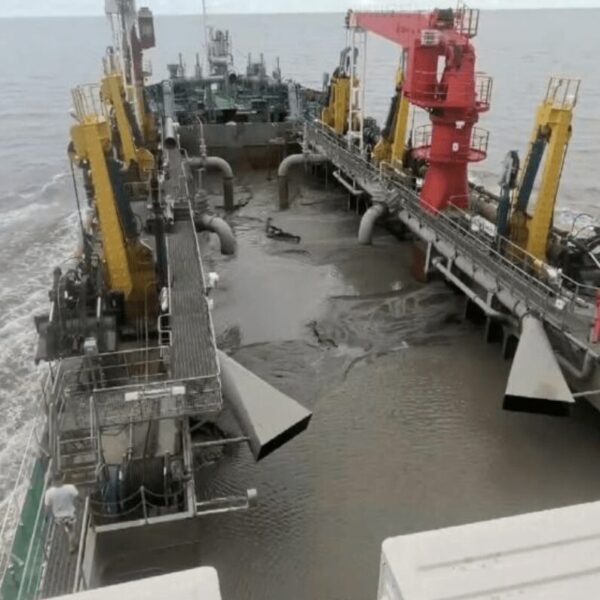 SPLIT TYPE TRAILING SUCTION HOPPER DREDGER (3)
